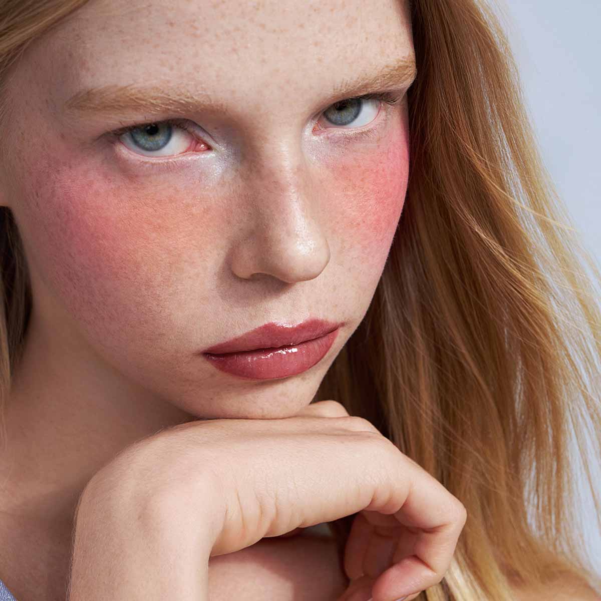 Model wearing the CHIOTURE Lilac Frost lip duo